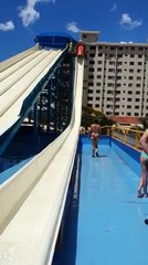 Elle traverse un toboggan aquatique au pire moment