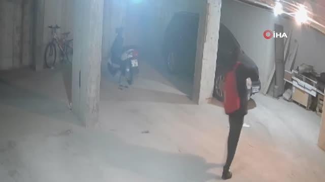 Otoparktaki araçlardan akaryakıt çalamayan hırsız, traktörün aküsünü alıp kaçtı... O anlar kamerada