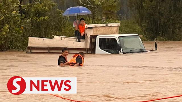 Trapped lorry driver rescued from flash flood in Johor
