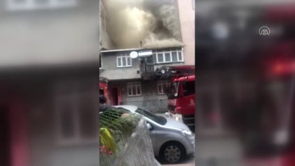 Sultangazi'de evi yanan kadını komşuları teselli etti