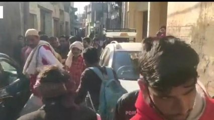 कासगंज: कार और ऑटो में हुई भिड़ंत, देखें वीडियो