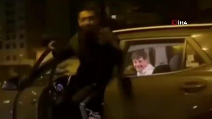 Pendik'te pes dedirten görüntü: Kapısı açık otomobili ayakta kullandı