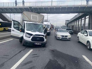 Esenyurt'ta kamyonet şoförü üst geçit direğine çarptı, kamyonetin tekeri yerinden çıktı