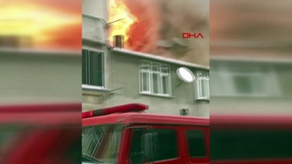 2 katlı binanın çatısında yangın çıktı