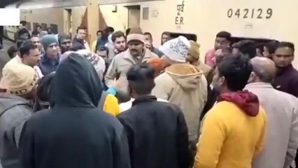 जमुई: गोंडा आसनसोल एक्सप्रेस में महिला यात्री से हुई छेड़खानी, झाझा स्टेशन पर हुआ हंगामा