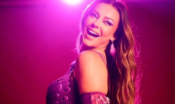 Paolla Oliveira ostenta corpão em evento da escola de samba Grande Rio