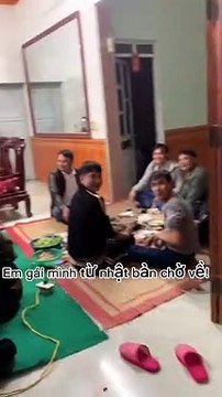 Thấy con gái bí mật về nhà sau nhiều năm bôn ba, bố ôm chầm bật khóc