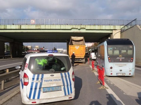 TUZLA'DA HAFRİYAT KAMYONUNUN AÇILAN DAMPERİ KÖPRÜYE ÇARPTI; ŞOFÖR YARALANDI