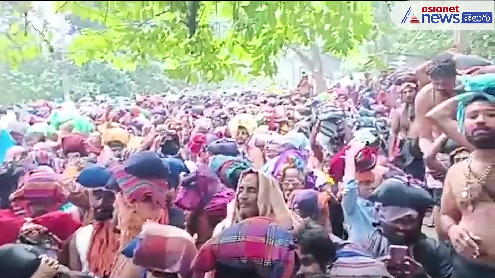 అయ్యప్ప నామస్మరణతో మార్మోగుతున్న శబరిమల... పోటెత్తిన అయ్యప్ప మాలధారులు