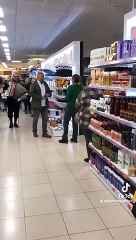 Petición de mano en el Mercadona