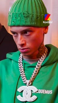 On était au dernier show (de l'année) de @jacquemus et on a demandé aux invités quel était selon eux THE accessoire indispensable pour cet hiver (pour @lenamahfouf c'est le Fervex ) !