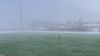 Çocukların futbol aşkına soğuk hava ve sis engel olmadı
