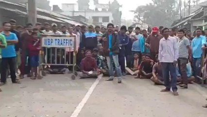 উঃদিনাজপুরঃ ঘরের অভাবে বন্ধ পঠন পাঠন! রাস্তা অবরোধ করে বিক্ষোভ গ্রামবাসীদের