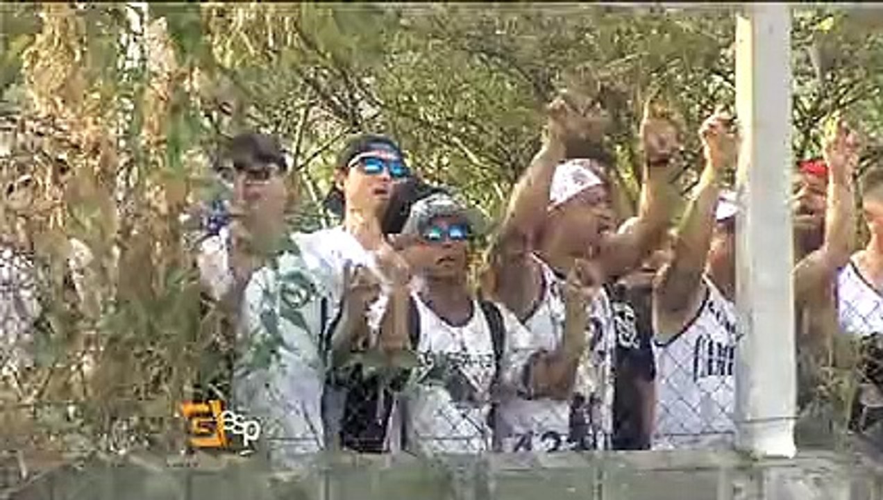 Torcida faz protesto em frente ao CT do Corinth...