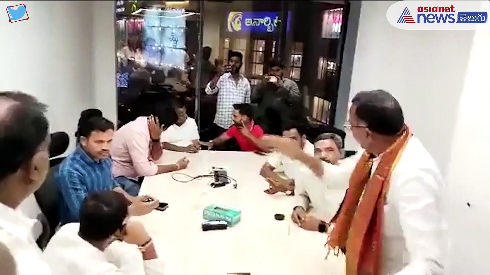 కాంగ్రెస్ వార్ రూంలో తనిఖీలు... పోలీసులపై మల్లు రవి సీరియస్