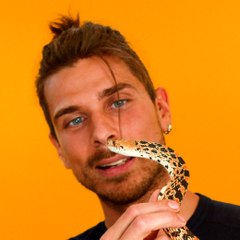 Yvan, accompagné de ses serpents et de sa mygale, partage ses connaissances sur le monde animal