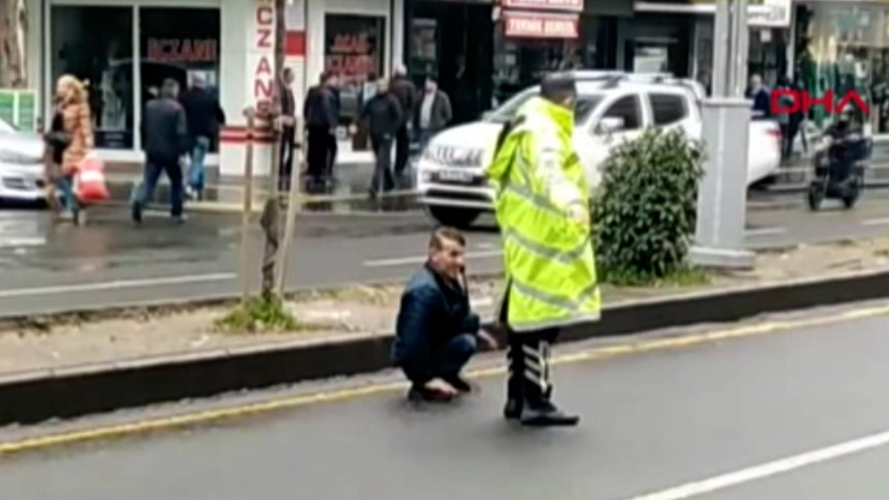 Yolun karşısına geçmeye çalışan bedensel engelli için trafik polisi yolu kesti