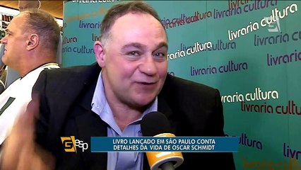 Oscar reúne amigos e família no lançamento de sua biografia