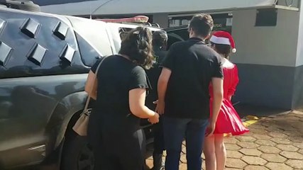 De viatura, Papai Noel realiza entrega de presentes em Cascavel