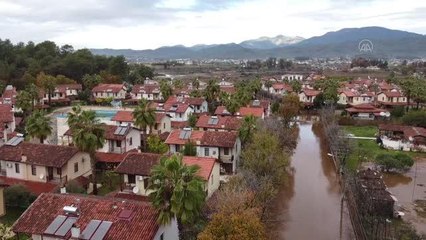 Fethiye'de su basan evlerde mahsur kalanlar kurtarıldı