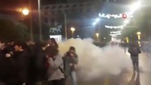 Yunan polisinden Roman çocuğun ölümünü protesto edenlere gazlı müdahale
