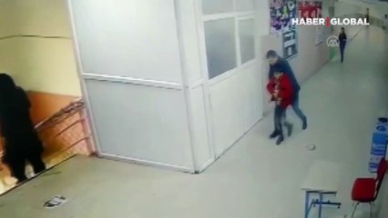 Müdür yardımcısı öğrencisini "Heimlich manevrasıyla" böyle kurtardı