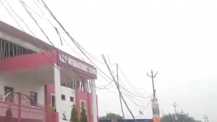 कुशीनगर: जर्जर तार व बास बल्ली के सहारे चल रहा विद्युत सप्लाई, जिम्मेदार बेखबर
