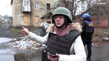 Voluntários ucranianos procedem à evacuação da cidade de Bakhmut
