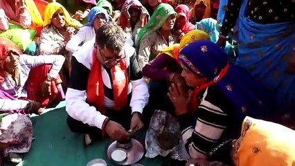 पूनिया ने सड़क पर चटनी और दही से खाई बाजरे की रोटी, कहा: खाओ तो यूँ देसी तरीके से खाओ