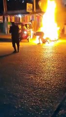 ¡Vivo para contarlo! Rescatan de las llamas a motociclista