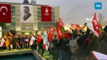 İmamoğlu'na verilen cezanın Saraçhane'de toplanan kalabalığa açıklandığı anlar