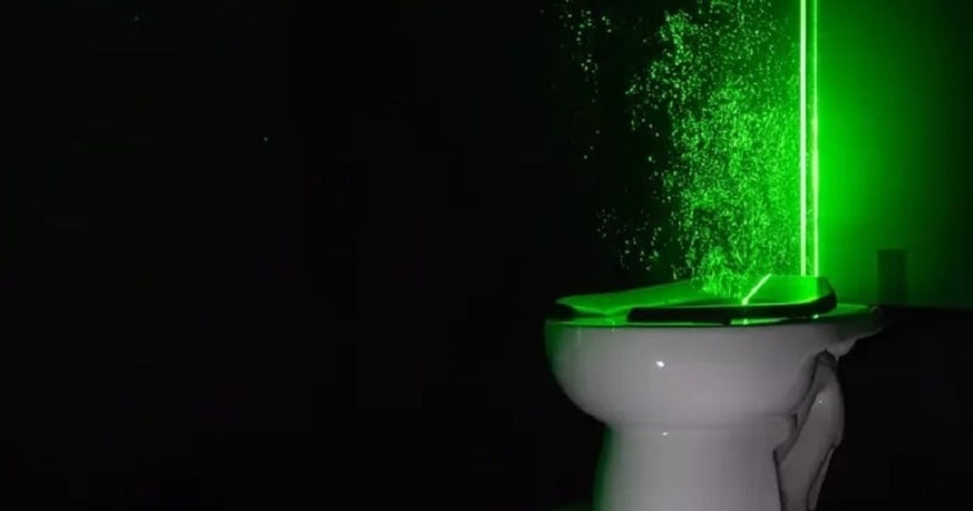 Un laser puissant montre la quantité de microbes propulsés hors des toilettes après chaque chasse d'eau