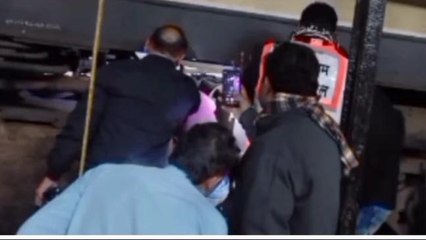 रेल इंजन के पहियों में फंसा अधजला इंसानी सिर, देखिए खौफनाक Video