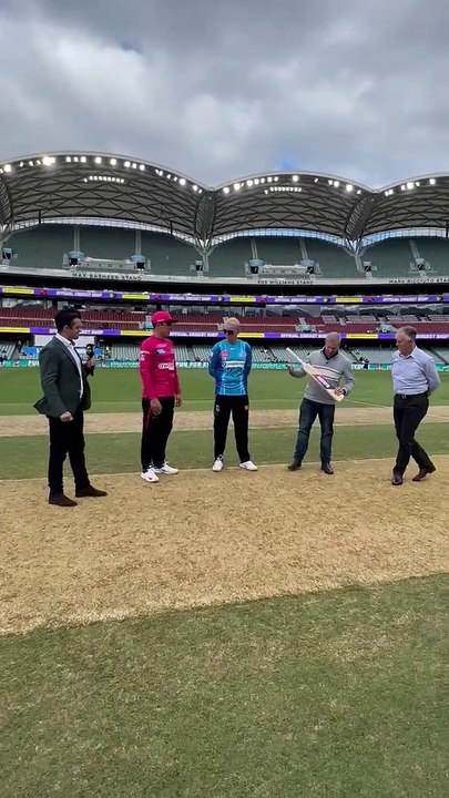 _Sids wins the first toss of our season and we’re having a bat first at AO! #BBL12_ *_#StrikeShow_*