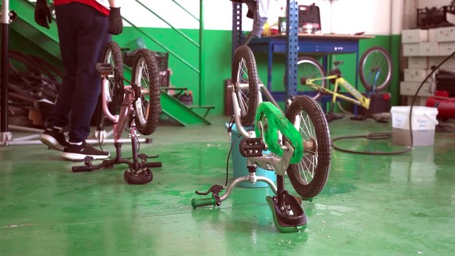 Alberto Contador entrega 35 bicicletas a niños de aldeas remotas en Marruecos