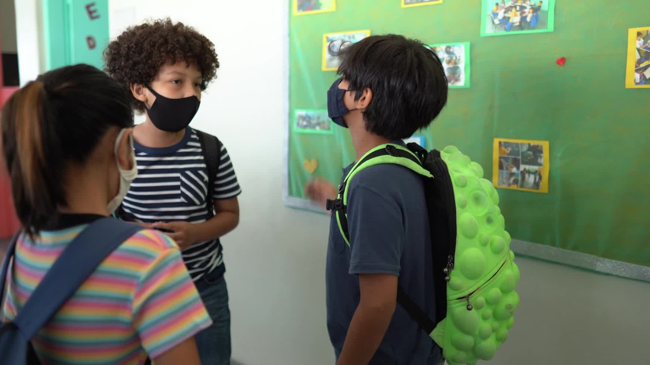 Covid-19: During a ‘tripledemic’ should we start wearing masks again?