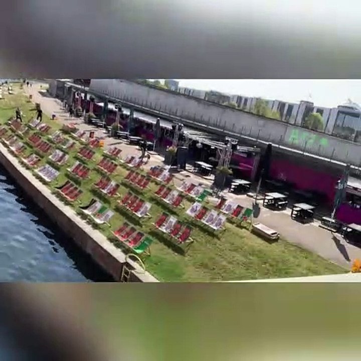 see the Tourist boat(yacht) while walking to the german parliament building