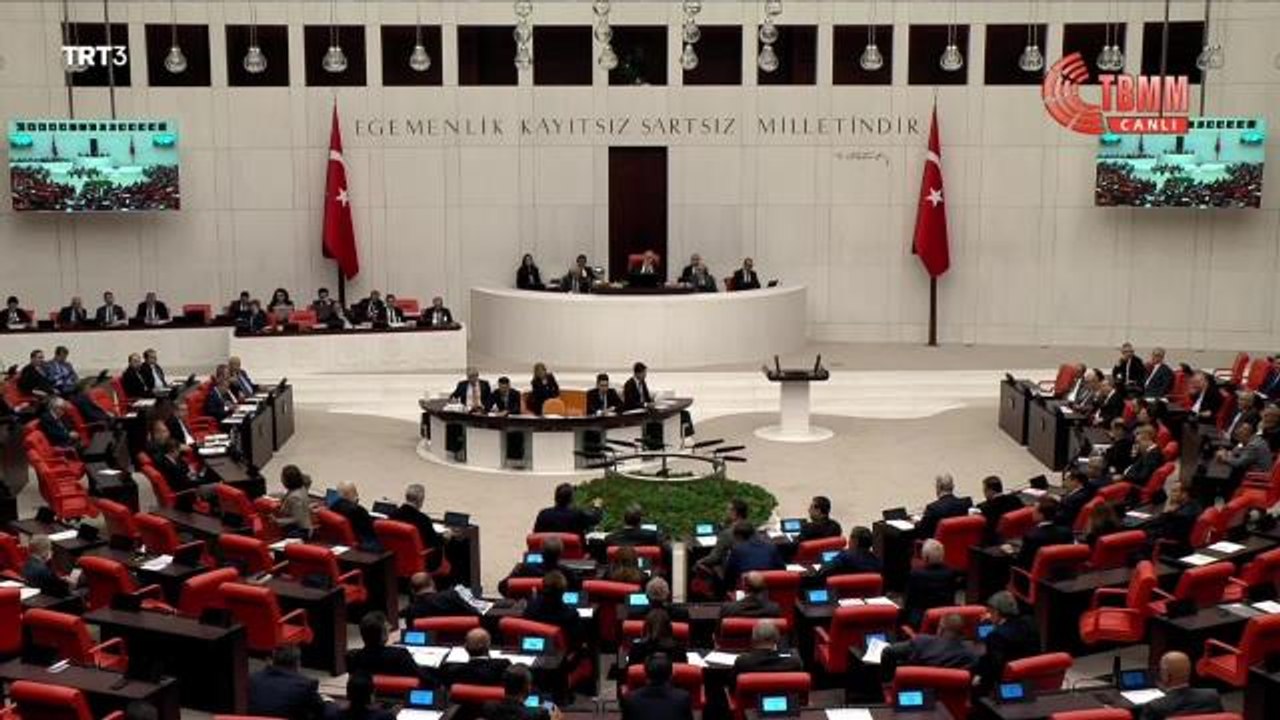 Özgür Özel: Mahkeme Başkanı Öyle Bir Noktada Ki Göz Göze Gelemiyor Kimse İle. Vereceği Kararın Vicdanları Karartan Bir Karar Olduğunu Biliyor