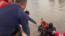 Sahil Güvenlik ekipleri İzmir'de dereye düşen araçtaki 5 kişiyi kurtardı