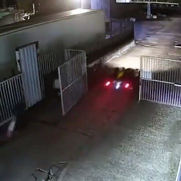 Des voleurs pillent un garage en quelques secondes... adieu jolies voitures