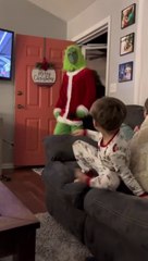 Quand le grinch vient traumatiser des enfants pour Noël