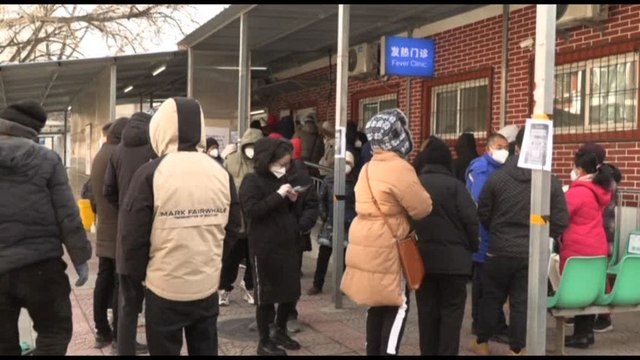 Covid, in Cina crescono i casi: code fuori dagli ospedali