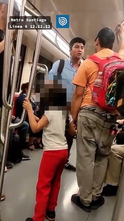 Pasajero pierde la paciencia con extranjero que pide dinero junto a niña en el Metro de Santiago