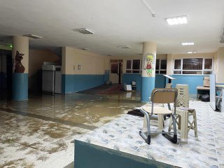 Alanya'da sağanak nedeniyle bazı ev, iş yeri ve seralar ile bir okulu su bastı