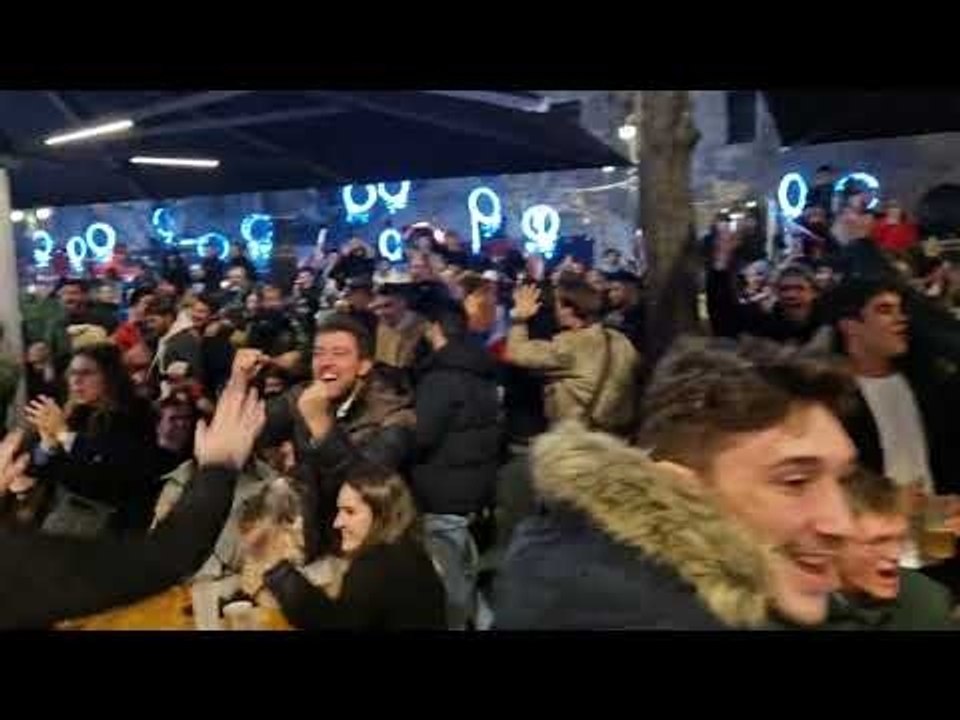 Les Bleus ouvrent déjà le score (1-0), la joie des supporters des Bleus après l'ouverture du score