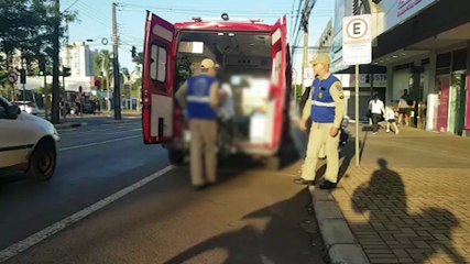 Jovem cai de motocicleta e fica ferida no Centro