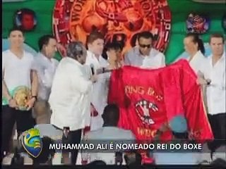 Muhammad Ali é nomeado 'Rei do Boxe' em homenagem emocionante