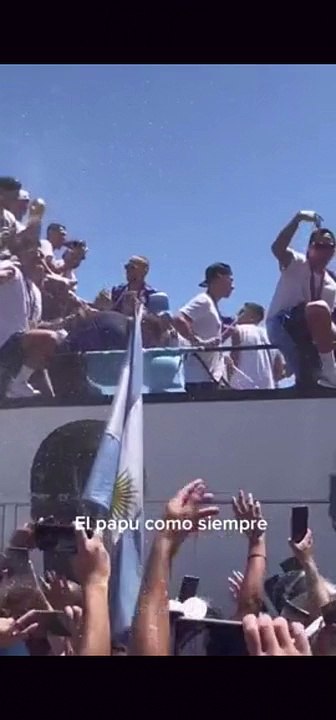 Lluvia de billetes de la mano del Papu Gómez en la caravana de la Scaloneta