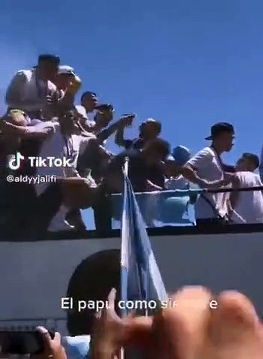 Papu Gómez le tiró plata a la gente en medio de la caravana y los festejos