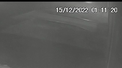 Câmeras de segurança flagram momento que Clio capota no bairro Neva